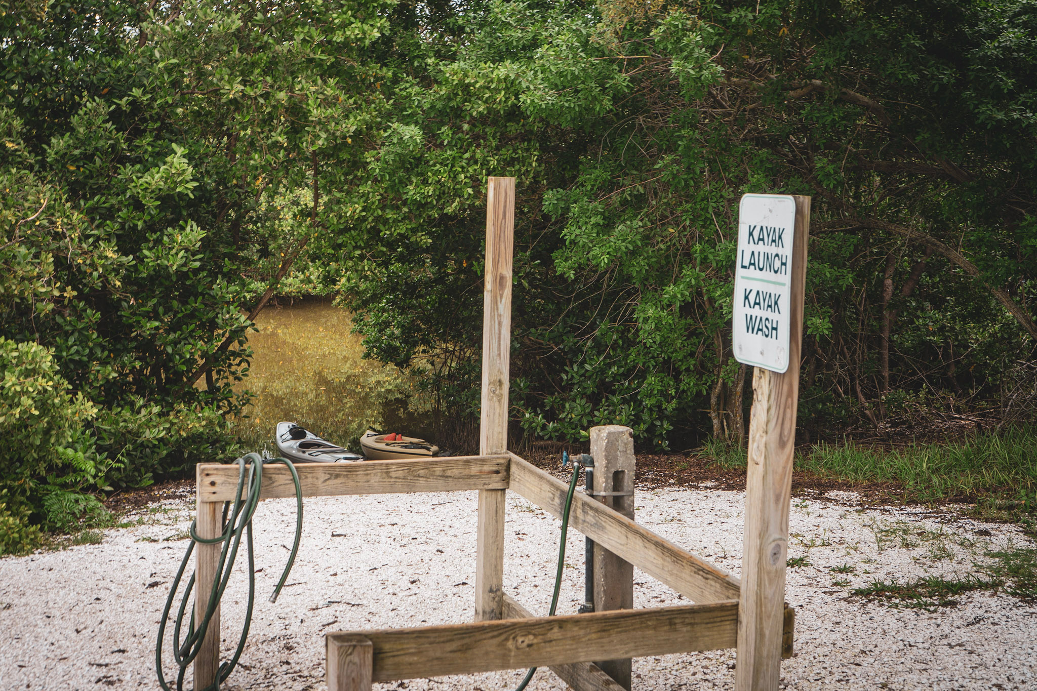 Kayak launch sign beside the water